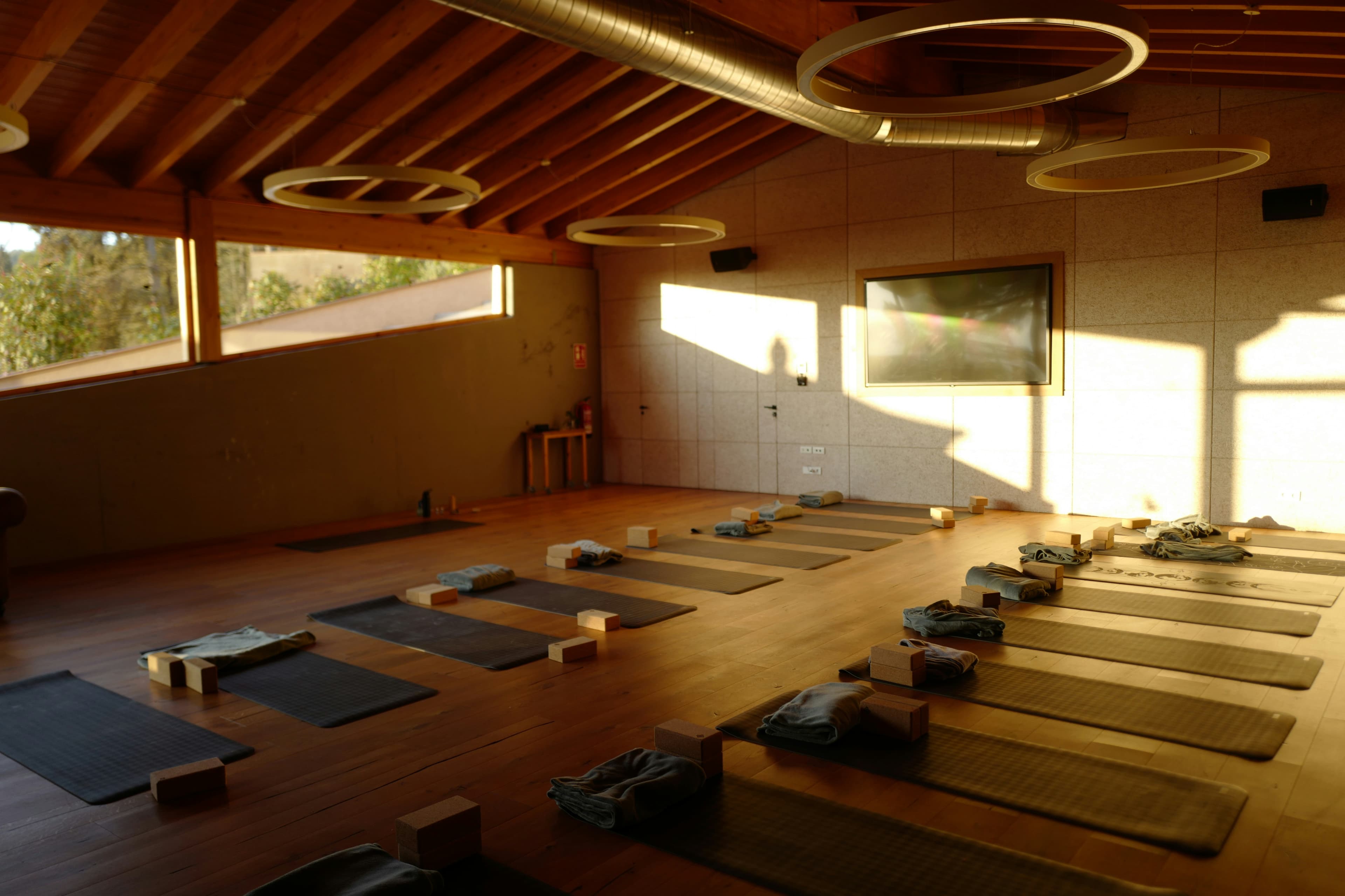 Comment fixer le prix de vos cours de yoga en France : le guide pratique pour 2026